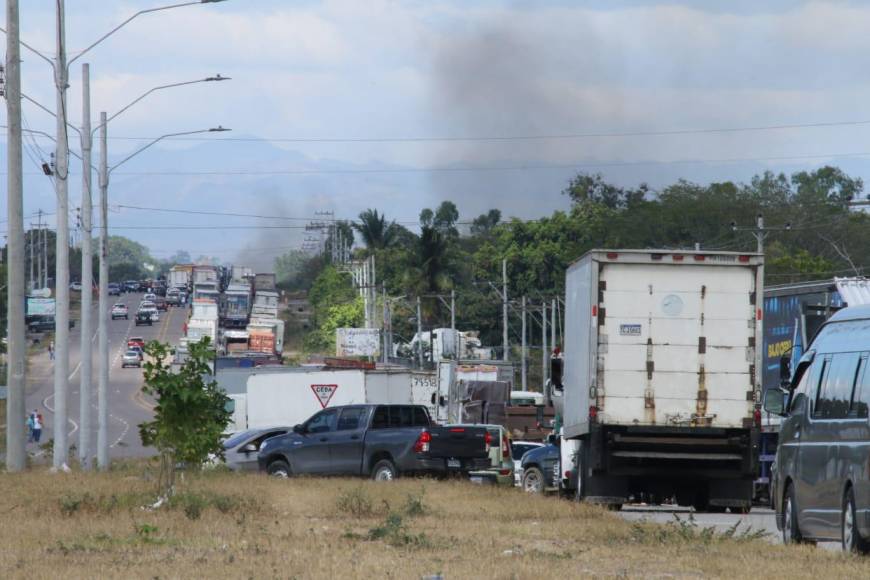 Los docentes protestan en ambas trochas de la carretera que conecta los departamentos de Comayagua, Francisco Morazán y Cortés. 