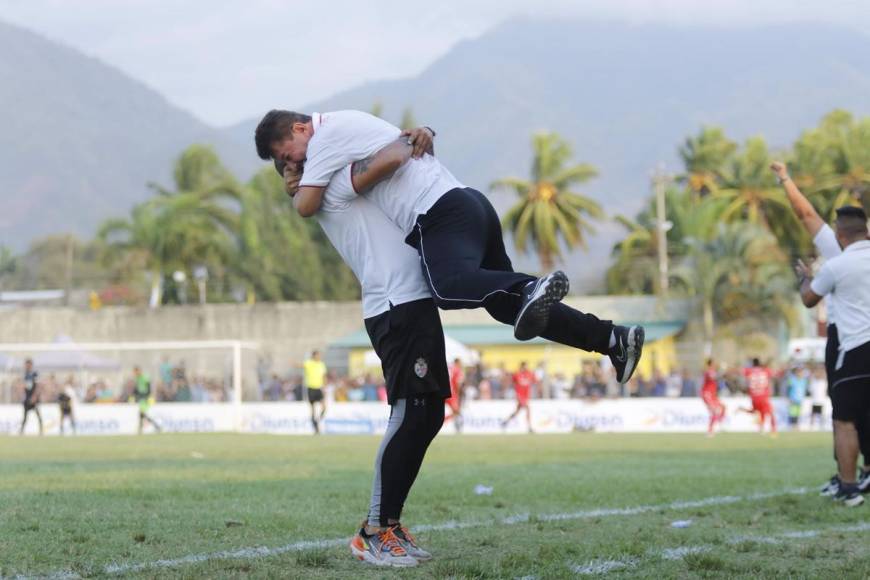 Mauro Reyes se desató tras el gol de Diego Reyes y celebró con mucha euforia la salvación del descenso.