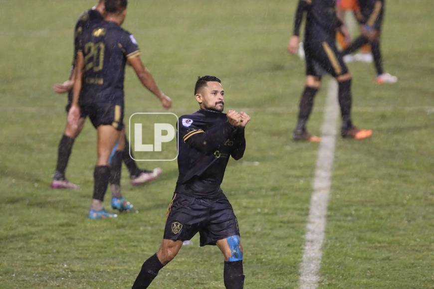 La celebración de Omar Elvir por el triunfo del Olancho FC contra la UPN.