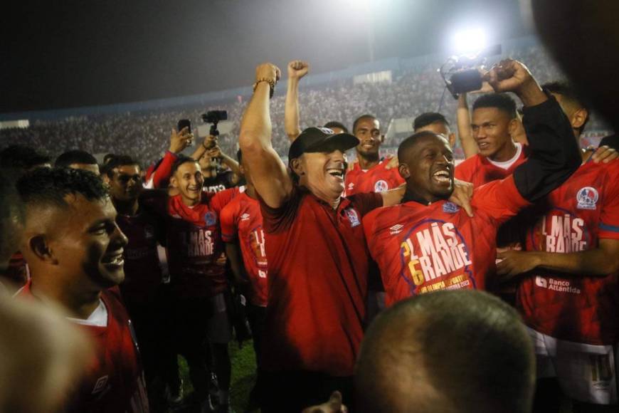 Pedro Troglio celebró como uno más con sus jugadores tras quedar campeones del Torneo Clausura 2023.