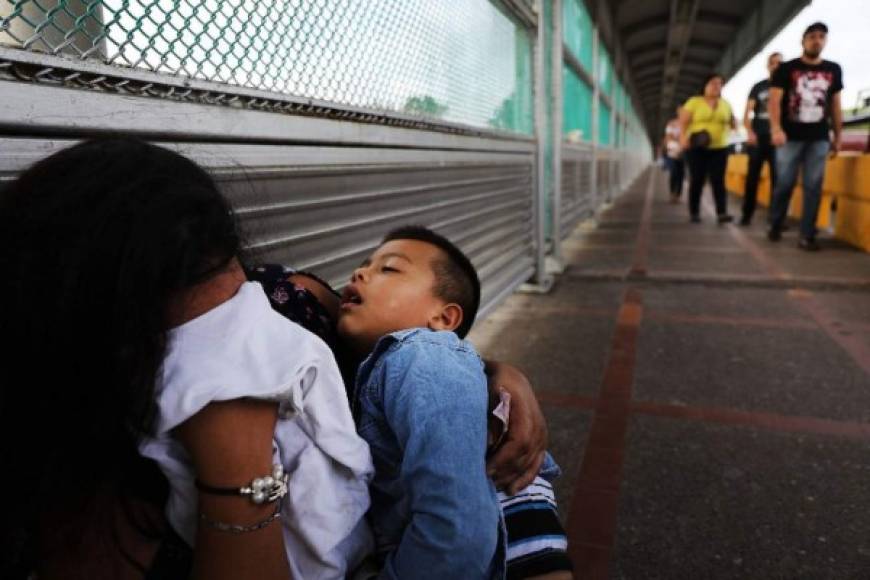 Luego de que Trump diera la orden de no separar a las familias inmigrantes al cruzar la frontera, las filas para pedir asilo en Brownsville se han hecho más larga, ya que los padres que buscan asilo podrán quedarse con sus hijos mientras dura el proceso.