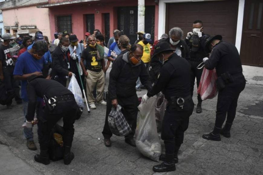 Una de las beneficiadas, Blanca Yolanda Méndez, de 65 años de edad, dijo a Efe que se dedica a hacer limpieza en casas y que, por el momento, no cuenta con ese ingreso, por lo que la ayuda es mejor a nada.