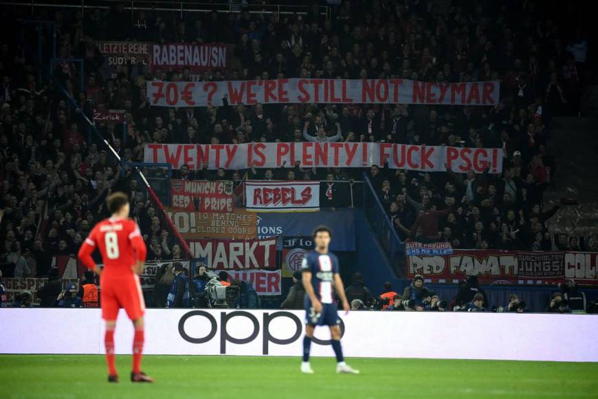 Aficionados del Bayern Múnich se quejaron con pancartas por el precio de las entradas al estadio Parque de los Príncipes. “¿70 euros? Todavía no somos Neymar, ¡veinte es suficiente! ¡A la mier.. el PSG!”.
