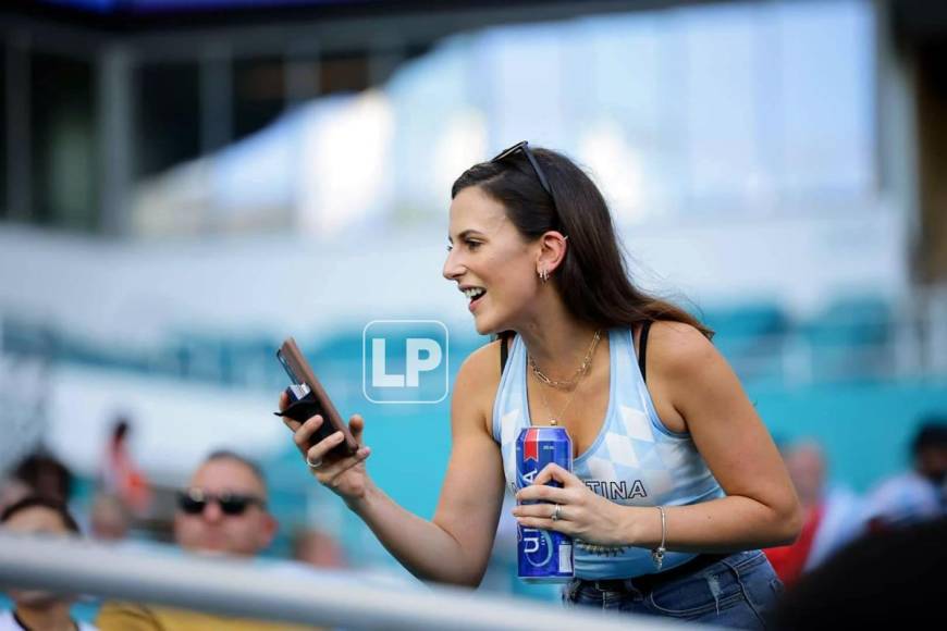 ¡Qué bellezas! Las chicas que cautivan en el partido Argentina-Honduras en Miami