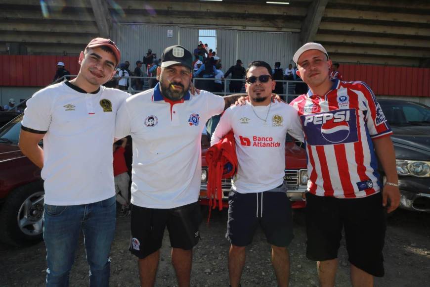 ¡Fiesta blanca! Los fanáticos se mostraron muy motivados en la previa del duelo ante la Real Sociedad.