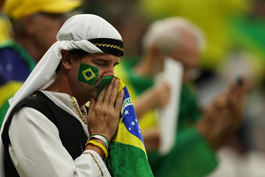 Aficionado de Brasil portando vestimenta árabe y la bandera de su país. 