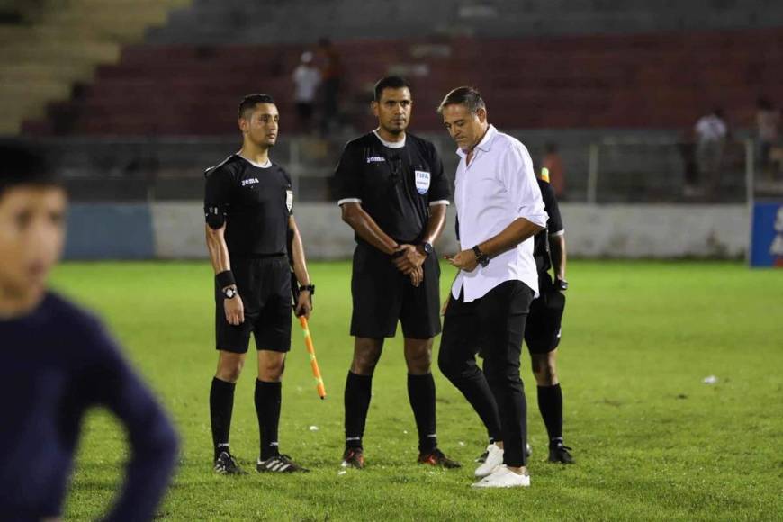 Hernán ’La Tota’ Medina, entrenador del Victoria, estaba molesto y le reclamó a los árbitros al final del partido.