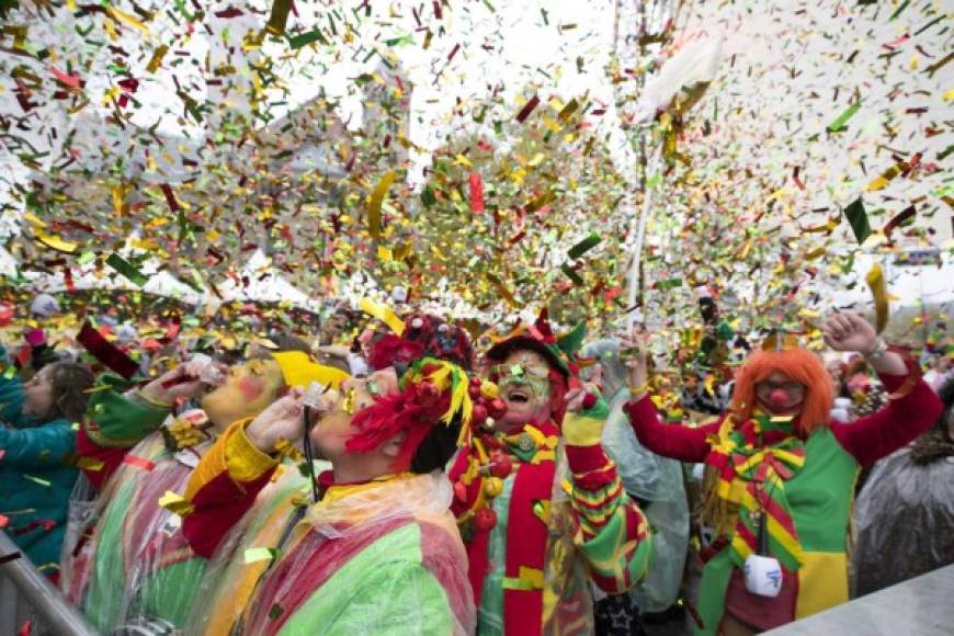 Holanda- El carnaval. Gente vestida con trajes coloridos y maquillaje van a la inauguración del Carnaval en Maastricht, Holanda.