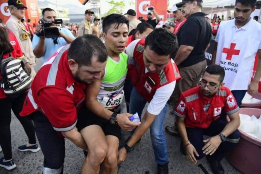 Uno de los atletas recibiendo primeros auxilios del personal de la Cruz Roja Hondureña.