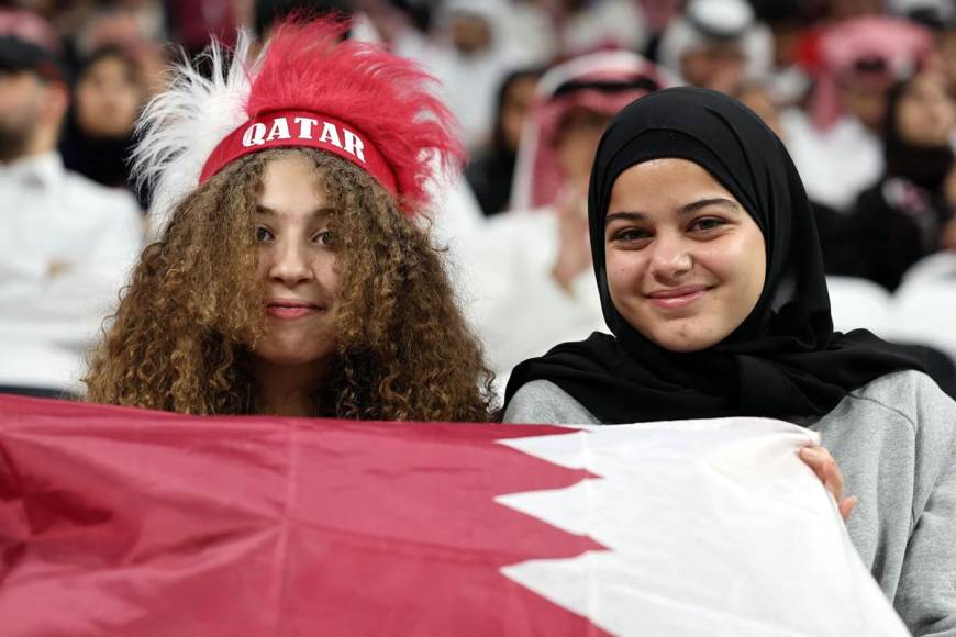 Dos seguidoras qataríes, felices por el inicio del Mundial de Qatar 2022.