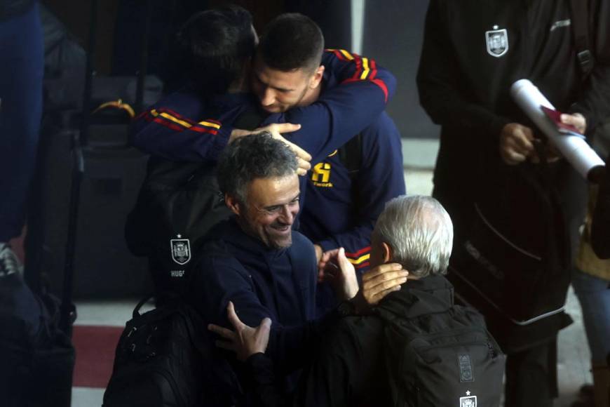 Las sonrisas de Luis Enrique a su vuelta a Madrid tras la eliminación en el Mundial de Qatar 2022.