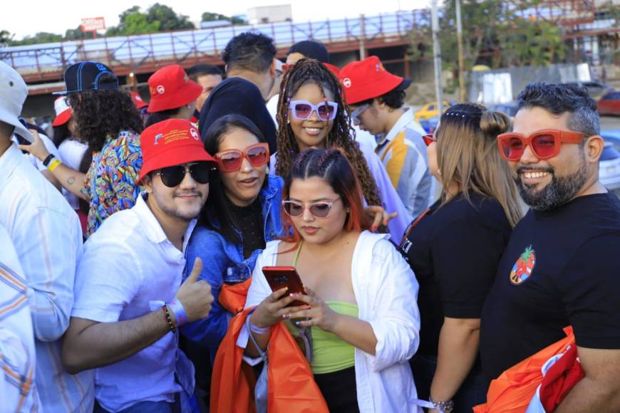 Fans enloquecen con el Party Bus de Bad Bunny