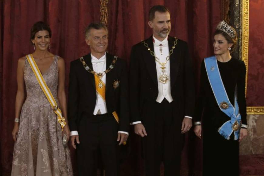 El presidente de Argentina, Mauricio Macri, y su esposa disfrutaron de una recepción que atiende al nuevo protocolo real, el cual fue inaugurado con su visita, e incluyó un desfile militar como bienvenida al Palacio Real.