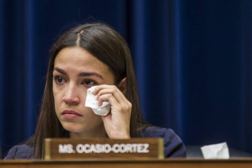 Ocasio Cortez, conocida como AOC, es la legisladora más joven en la historia de EEUU y la estrella más mediática del partido demócrata. Lidera la ofensiva migratoria contra Trump denunciando el trato 'inhumano' que se da a los migrantes en la frontera. La joven dio un apasionado discurso en el Congreso sobre los abusos que se cometen 'frente a la bandera de EEUU' en los centros de detención.