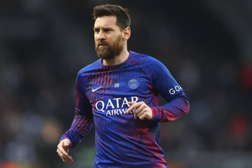 El París Saint-Germain dio un golpe sobre la mesa al suspender a su superestrella Lionel <b>Messi</b> por un viaje no autorizado a Arabia Saudita, abriendo asimismo un procedimiento disciplinario contra el Balón de Oro, cada vez más cerca de una salida a final de temporada.