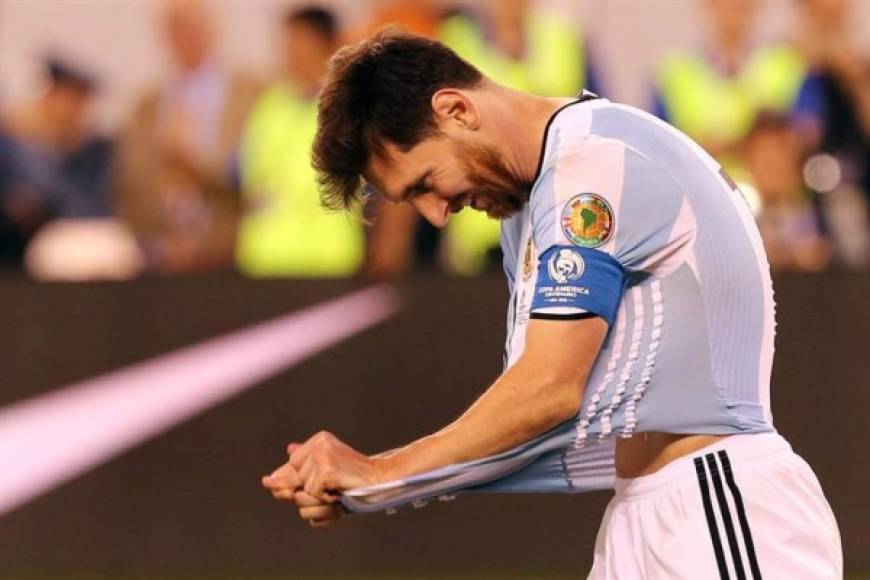 La rabia del argentino, delantero del Barcelona FC, tras fallar el penal que era la oportunidad para superar parcialmente a Chile.