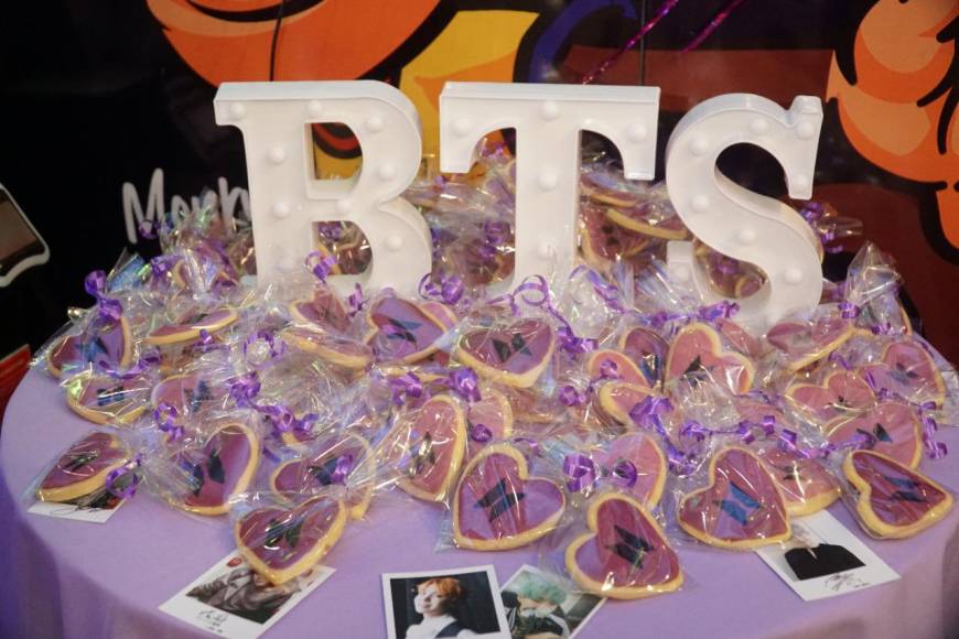 Entre las sorpresas que prepararon las administradoras estaba las galletas en forma de corazones con el logo de BTS, las cuales colocaron en una mesa para que los invitados pudieran deleitarse.