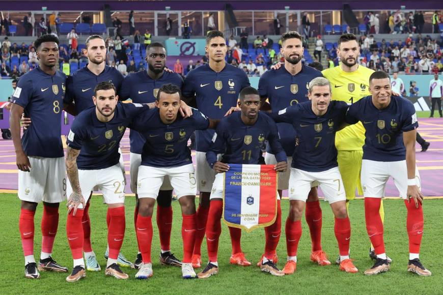 El 11 titular de Francia posando antes de enfrentar a Dinamarca.