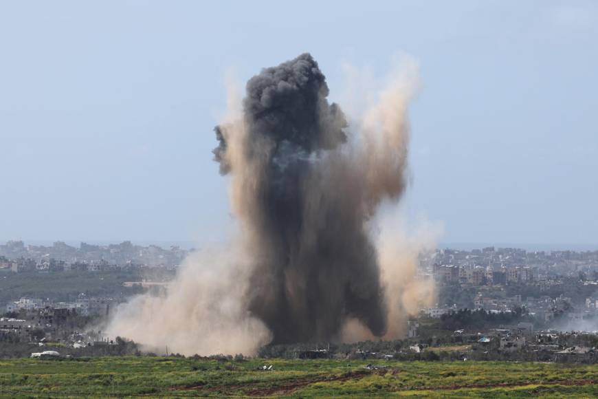 El ejército israelí bombardeó más de 30 veces Rafah y el barrio de Hamad de Jan Yunis, y también el centro y norte del territorio, informó el servicio de prensa de Hamás.