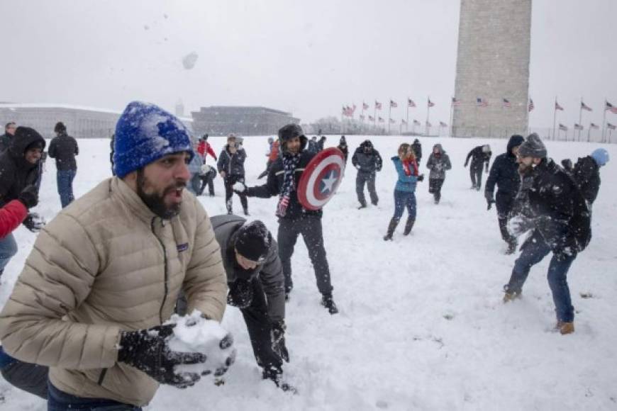 En medio de la tensión en Washington por el 'sutdown', los estadounidenses dedicaron la tarde del domingo a divertirse con 'peleas de bolas de nieve'.
