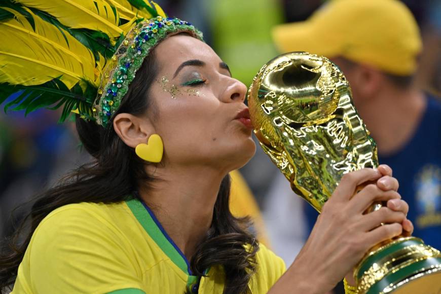 Una de las hermosas aficionadas de Brasil posó junto a una Copa del Mundo.
