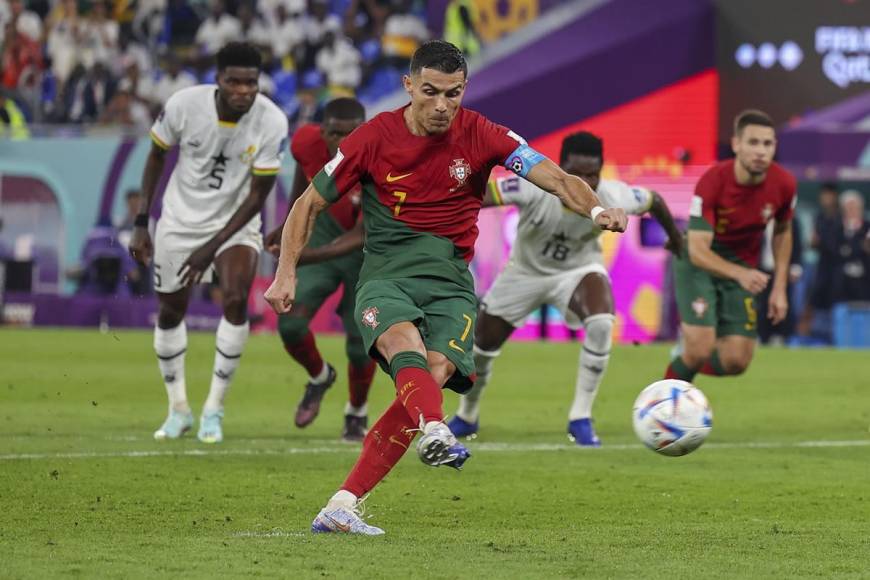 Cristiano Ronaldo le pegó con mucha fuerza para marcar el penal, su primer gol en Qatar 2022.