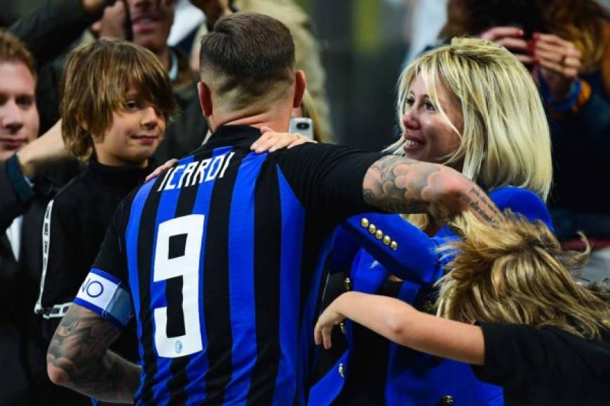 Al final del partido, Mauro Icardi fue en búsqueda de su esposa y representante, Wanda Nara, para celebrar el gol y la victoria. Foto AFP