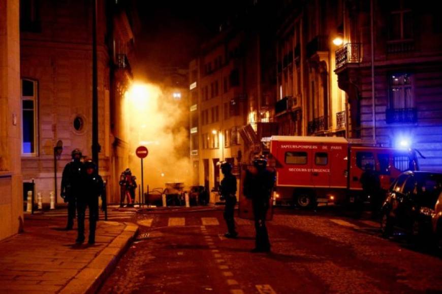 En las calles de París se han vivido momentos de tensión debido a los disturbios provocados por los aficionados del PSG que reaccionaron molestos tras la caída de su equipo ante Bayern Múnich.