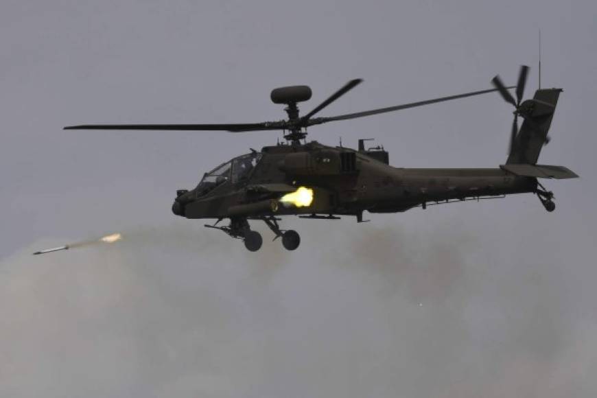 Los helicópteros militares realizaron maniobras de ataque a señuelos instalados en el campo de tiro surcoreano donde se realizaron los ejercicios.