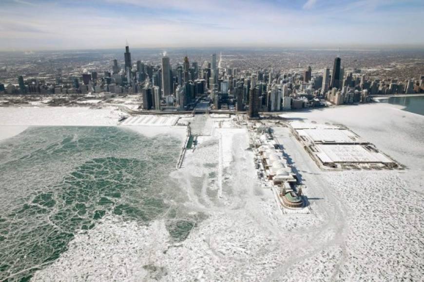 Las temperaturas extremas que descendieron a los -28ºC, con una sensación térmica de -50º, congelaron el lago Michigan que rodea la ciudad.