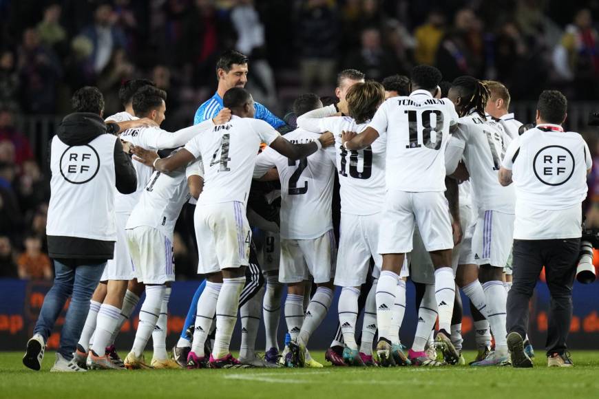 Tras el pitazo final los merengues se fueron con todo para celebrar el 4-0 en pleno césped del Camp Nou y frente a la afición del Barcelona.