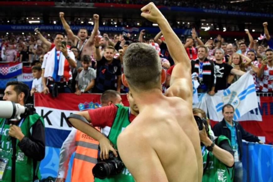El delantero croata Andrej Kramaric celebrando con los aficionados croatas.