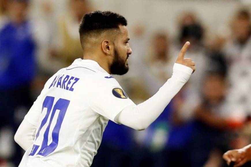 Jorge Álvarez corre a celebrar su primer gol con la camiseta de Honduras.