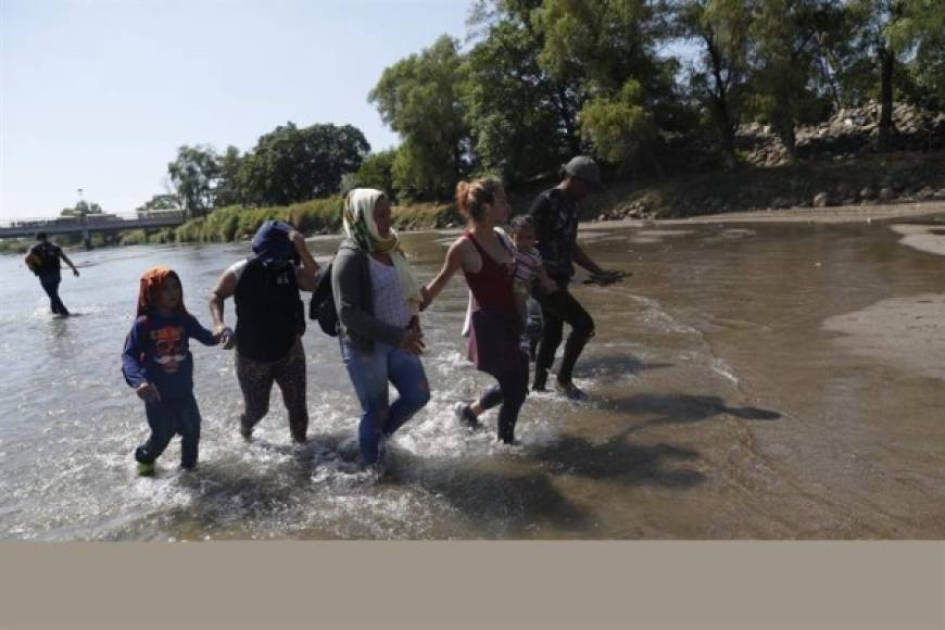Familias enteras se lanzaron con sus bebés al río para ingresar ilegalmente a territorio mexicano.