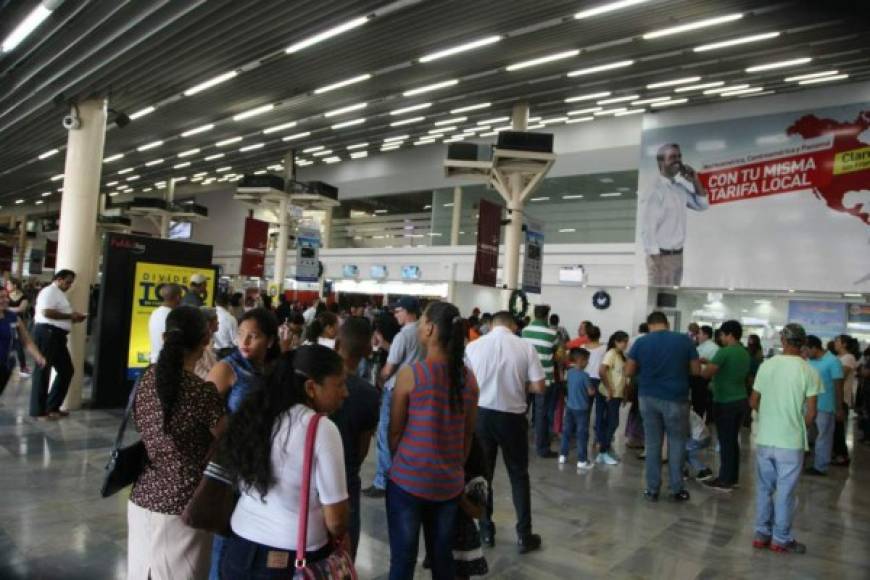 La temporada alta de viajeros ya inició y el aeropuerto Ramón Villeda Morales de San Pedro Sula luce abarrotado. La llegada de hondureños desde Estados Unidos ha aumentado, del 15 de noviembre hasta ayer habían ingresado al país 49,500 personas, la mayoría hondureños que residen en ese país.