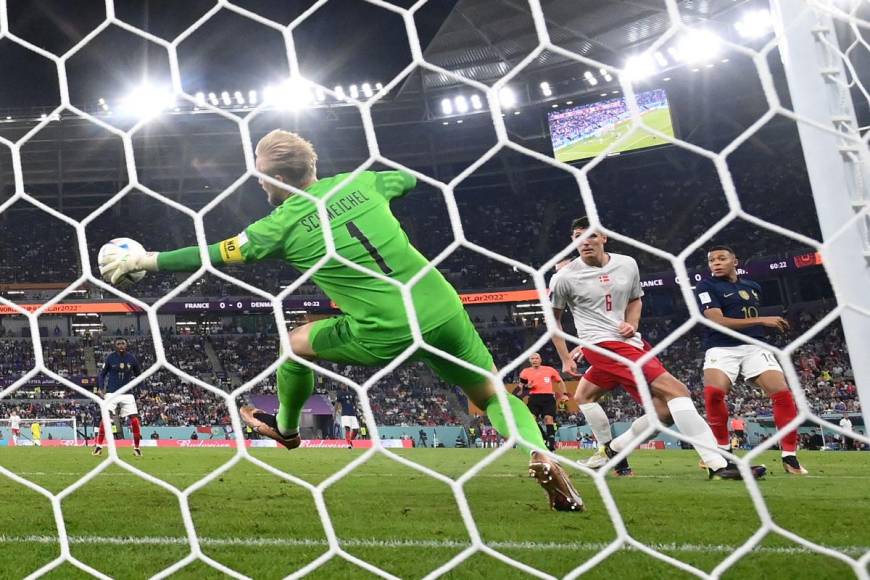 Con este disparo de derecha marcó Kylian Mbappé el primer gol del partido para Francia ante Dinamarca.