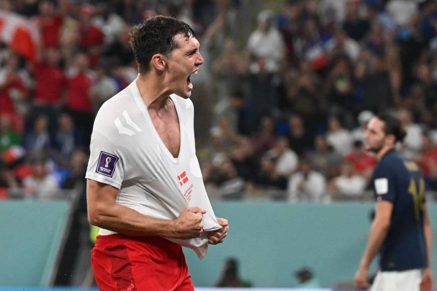 Andreas Christensen gritando su gol para el empate de Dinamarca ante Francia.