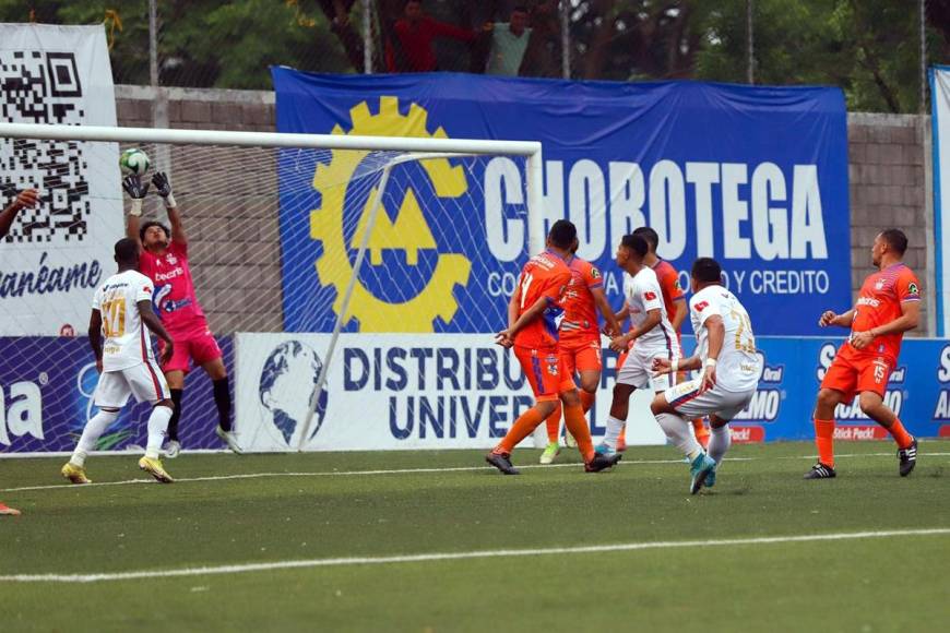 Celio Valladares tapando un disparo en el partido contra el Olimpia.