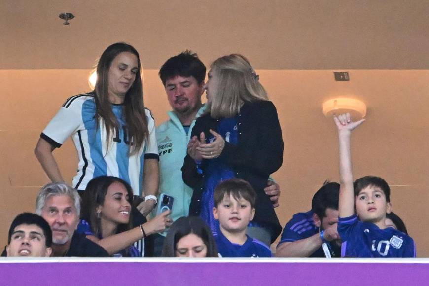 Además de Antonela, la familia de Messi, como la madre Celia María Cuccittini, presentes en el palco del estadio Lusail.