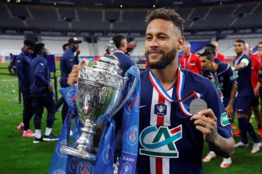 Neymar posando con la medalla y la Copa.