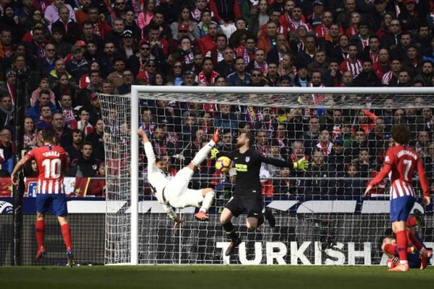 El brasileño Casemiro se encargó de abrir el marcador en el derbi de manera espectacular. El volante del Real Madrid marcó de chilena.