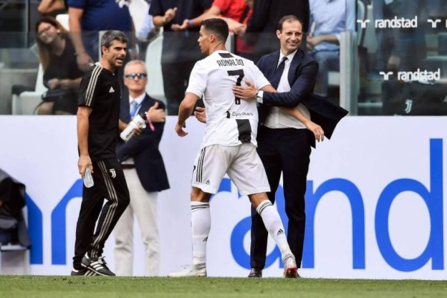 Massimiliano Allegri felicitó a Cristiano Ronaldo por sus dos goles. Foto AFP