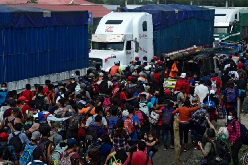 Los migrantes hondureños partieron anoche de San Pedro Sula. Algunas personas indicaron a periodistas que no temen a los controles migratorios, ni a contagiarse con la Covid-19, que en casi siete meses de pandemia en Honduras ha causado más de 2.350 muertos y en Guatemala 3.240 fallecidos.