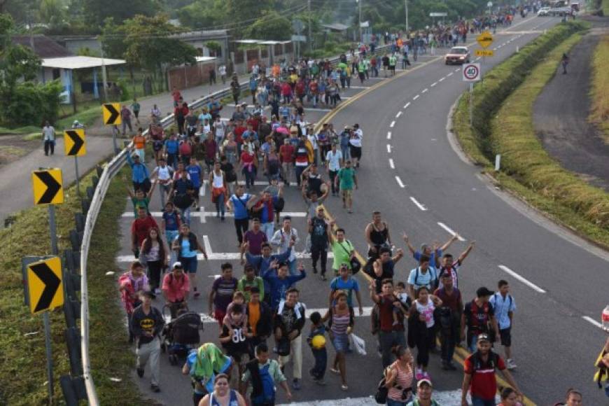 Tras haber librado la frontera con Guatemala y desafiando advertencias de México y Washington de no entrar a sus territorios ilegalmente, la caravana de migrantes avanza por México.