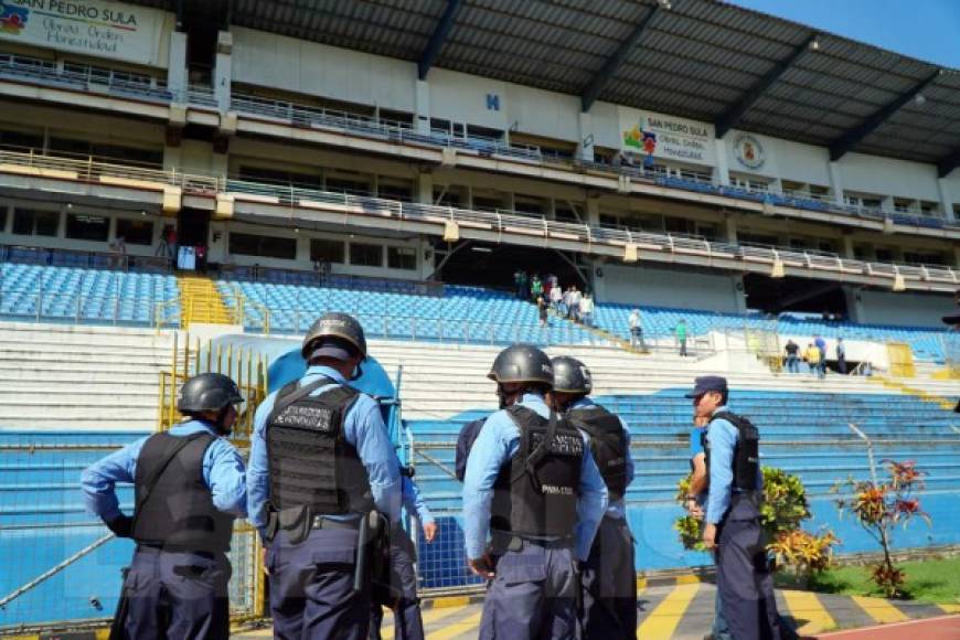 Alrededor de 200 efectivos de seguridad velaron por el duelo de ida de la semifinal del Torneo Apertura, al cual solo le faltaban 19 minutos por jugarse.