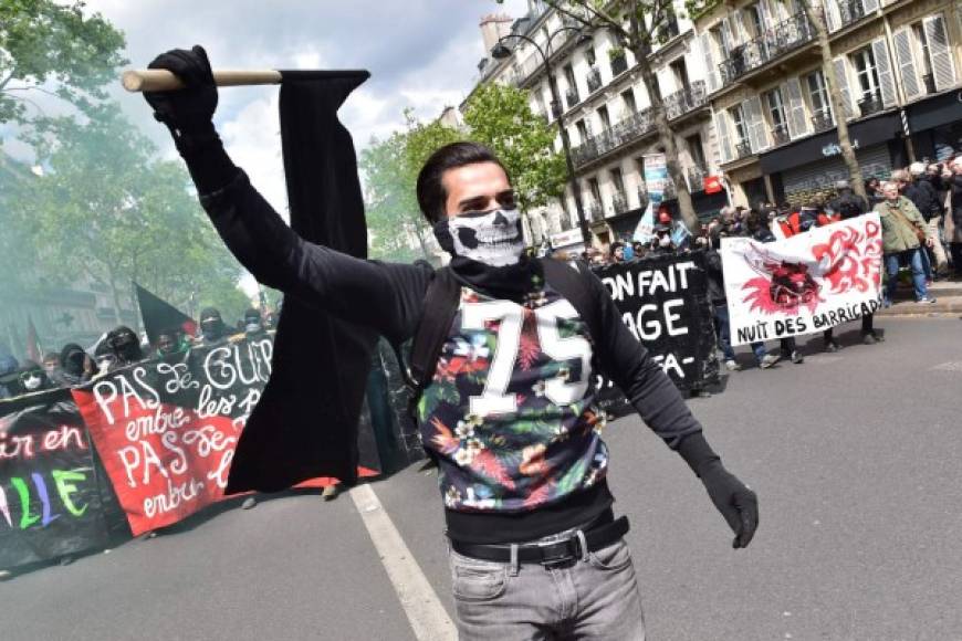 Las fuerzas del orden se enfrentaron a grupos de encapuchados esta tarde en París al inicio de una manifestación sindical de celebración del Primero de mayo en la que participaban miles de personas.