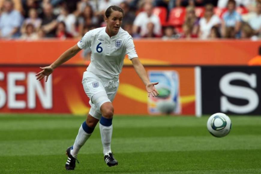 Otra lesbiana reconocida en el deporte, más por sus condiciones con el balón que por su orientación sexual, es Casey Stoney. La británica es emblema de su selección, defensa central y capitana en más de una ocasión, ha jugado en Arsenal y Chelsea.