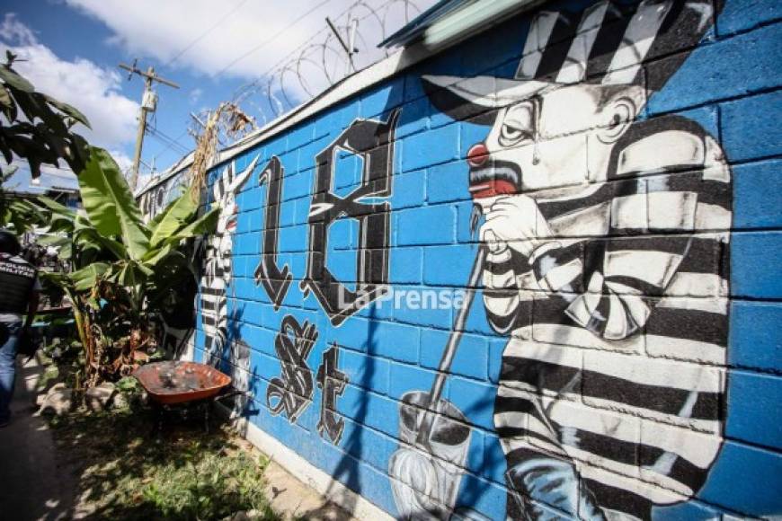 La vida en la cárcel también queda reflejada en los grafitis que hay dentro de las cárceles hondureñas.