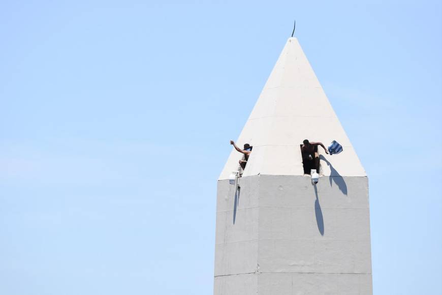 Estos aficionados desafiaron las normas y estuvieron en la cima del Obelisco.