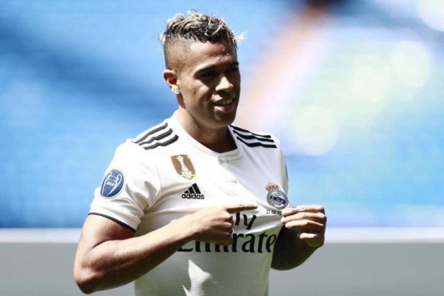 El delantero hispano-dominicano Mariano Díaz fue presentado este viernes como nuevo jugador del Real Madrid. Reconoció que llevar el '7' 'es un reto y un orgullo' porque lo han vestido previamente jugadores que son considerados 'leyendas'.